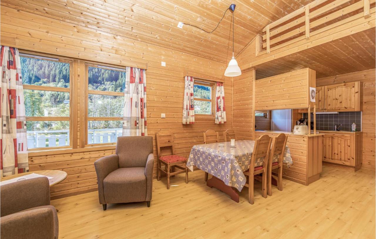 Cozy Home In Fjaerland With House A Mountain View ภายนอก รูปภาพ
