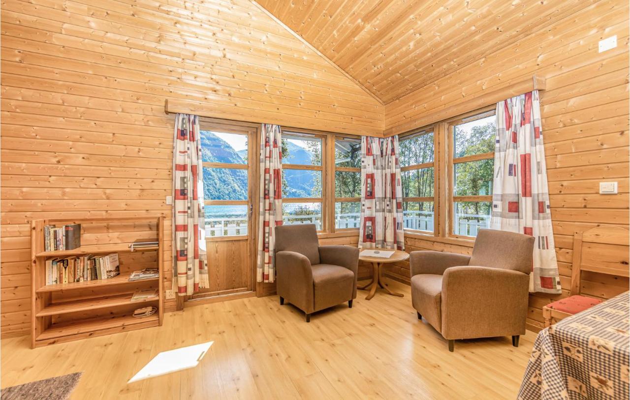 Cozy Home In Fjaerland With House A Mountain View ภายนอก รูปภาพ