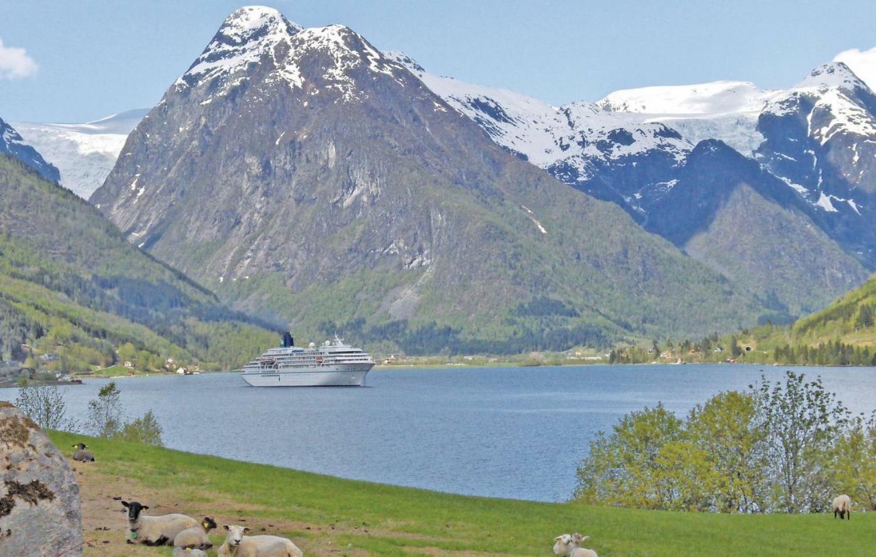Cozy Home In Fjaerland With House A Mountain View ภายนอก รูปภาพ